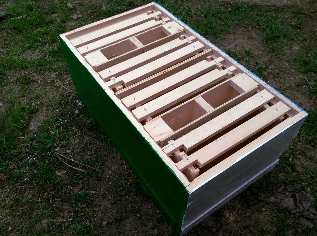 Використання годівниць з дерева для вулика нуклеуса